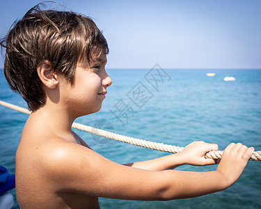 小可爱男孩在海上码头 享受夏天 娱乐 阳光图片