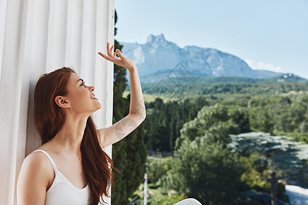 在一个舒适的旅馆里 一幅美丽的女人的肖像 一张对山地自然观的开阔视野 椅子 女性图片