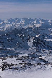 寒冬美丽的山地风景 天气 云 冰川 森林 滑雪图片