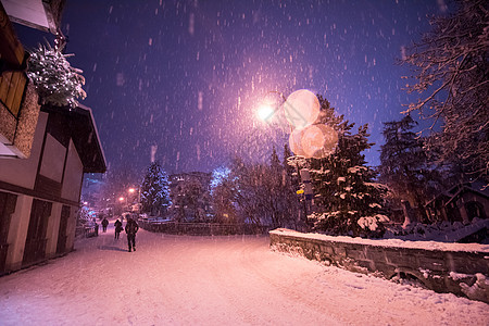 阿尔卑斯山村的雪地街道 晚上 冬天 森林 圣诞节图片