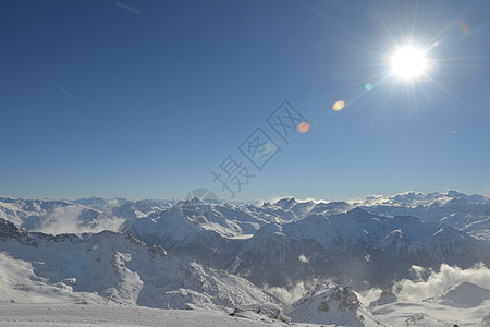 冬季山脉的广度景色 早晨 雪 云 阿尔卑斯山 冰图片