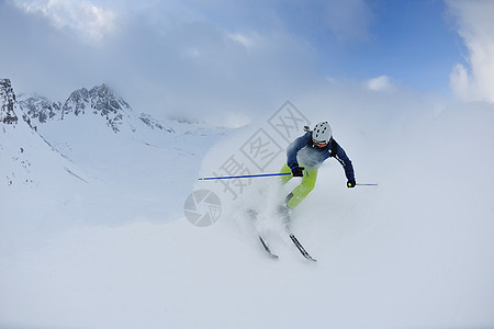 在阳光明媚的日子里 冬季在清雪上滑雪 滑雪者图片