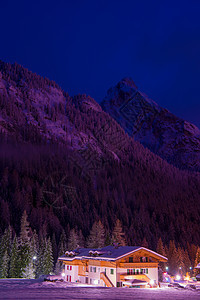 夜间阿尔卑斯山村 紫色 自然 冰 顶峰 建筑学 全景背景图片
