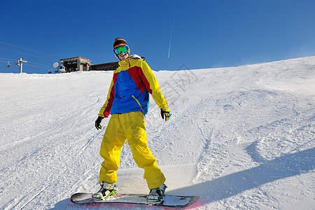 在阳光明媚的日子里 冬季在清雪上滑雪 太阳图片
