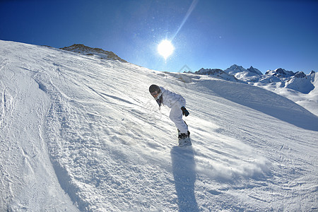 在阳光明媚的日子里 冬季在清雪上滑雪 户外图片