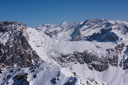 寒冬美丽的山地风景 阿尔卑斯山 冰川 天气 雪 树 法国图片