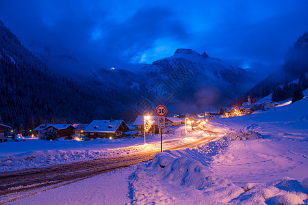 夜间阿尔卑斯山村 自然 可爱的 圣诞节 高山 酒店 山脉背景图片