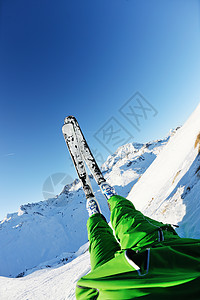 在阳光明媚的日子里 冬季在清雪上滑雪 男人图片