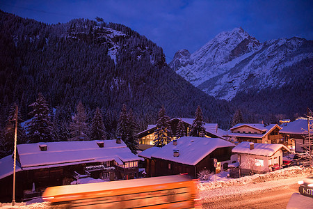 夜间阿尔卑斯山村 旅行 酒店 旅游 滑雪 高山 法国背景图片