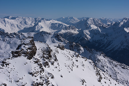 寒冬美丽的山地风景 寒冷的 首脑 天空 树 天气图片