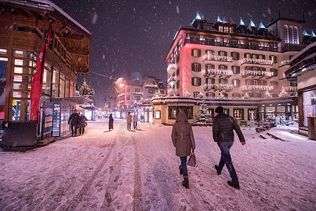 阿尔卑斯山村的雪地街道 山脉 美丽的 季节 国家图片