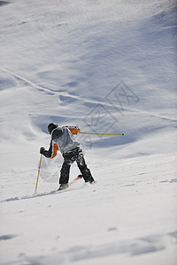 自动滑雪 滑雪者 蓝色的 寒冷的 快速地 跳 男人图片