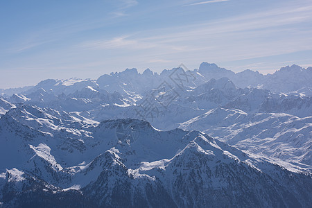 寒冬美丽的山地风景 树 旅游 蓝色的 天空 滑雪 晴天图片