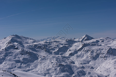 寒冬美丽的山地风景 太阳 自然 假期 山脉 森林图片