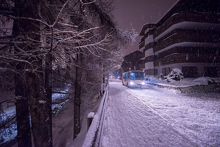 在无汽车节假日Mortatain度假胜地的电动出租车巴士 山 滑雪图片