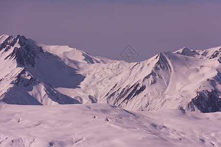 寒冬美丽的山地风景 季节 寒冷的 顶峰 晴天 远足 天空图片