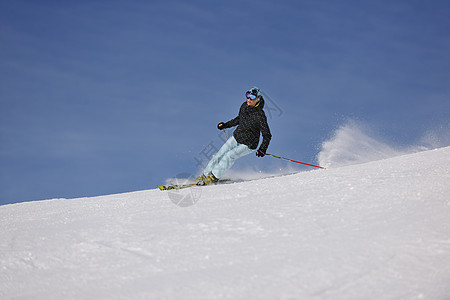 妇女冬季在清雪上滑雪 女性 美丽 天空 健康 闲暇图片