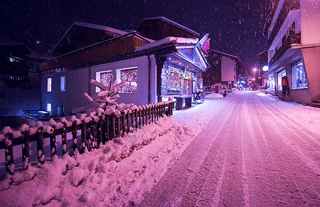 阿尔卑斯山村的雪地街道 冬天 灯 黄昏 自然 圣诞节图片