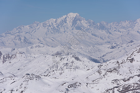 寒冬美丽的山地风景 晴天 阿尔卑斯山 法国 蓝色的 森林图片