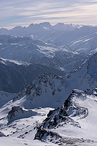 寒冬美丽的山地风景 天气 寒冷的 冰川 树 雪图片