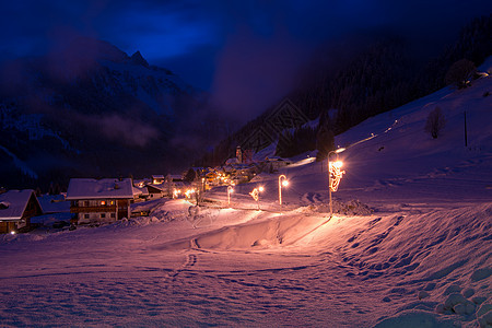 夜间阿尔卑斯山村 旅行 冰 寒冷的 可爱的 山脉 镇图片