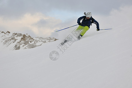 在阳光明媚的日子里 冬季在清雪上滑雪 冰图片