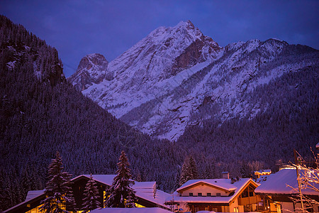 夜间阿尔卑斯山村 滑雪 假期 天空 紫色背景图片