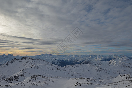 冬季山脉的广度景色 日落 高山 岩石 滑雪 远足图片