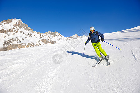 在阳光明媚的日子里 冬季在清雪上滑雪 滑雪者图片
