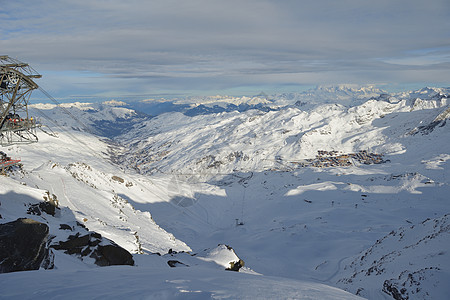 冬季山脉的广度景色 寒冷的 岩石 蓝色的 树 滑雪图片