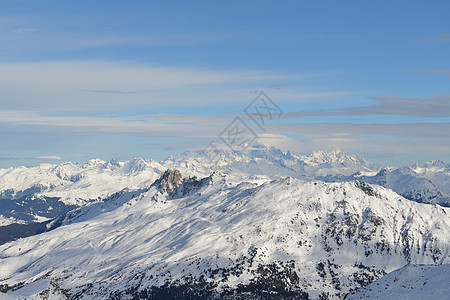 冬季山脉的广度景色 场景 天空 树 云 雪 美丽的图片