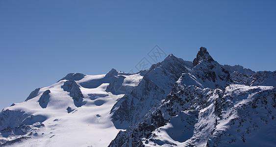 寒冬美丽的山地风景 晴天 雪 云 瑞士人 远足 季节图片