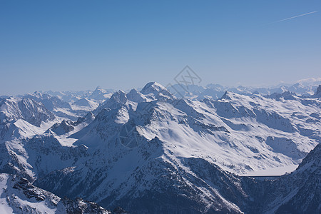 寒冬美丽的山地风景 冰 雪 森林 欧洲 树 晴天图片