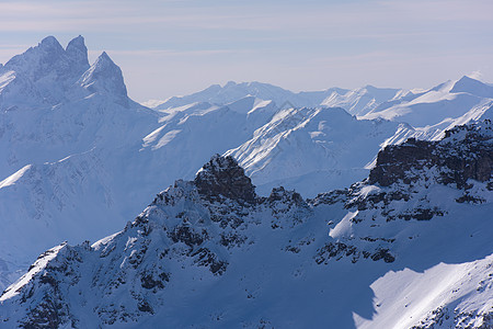 寒冬美丽的山地风景 山脉 雪 冰川 天空 远足 高山图片