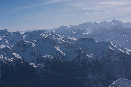 寒冬美丽的山地风景 雪 树 自然 天气 太阳图片