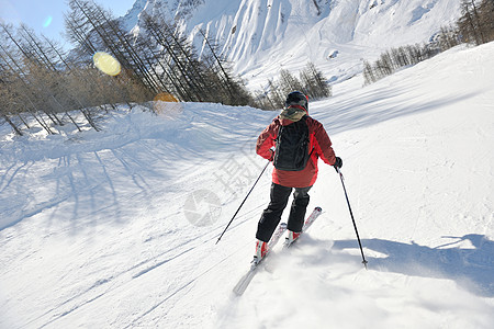 在阳光明媚的日子里 冬季在清雪上滑雪 娱乐图片