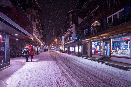 阿尔卑斯山村的雪地街道 高山 建筑学 旅游 瑞士图片