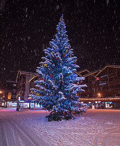 阿尔卑斯山村的雪地街道 冬天 城市 欧洲 自然 季节图片