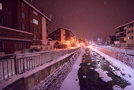 阿尔卑斯山村的雪地街道 黄昏 晚上 欧洲 寒冷的 自然图片