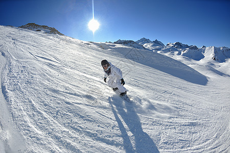 在阳光明媚的日子里 冬季在清雪上滑雪 下坡图片