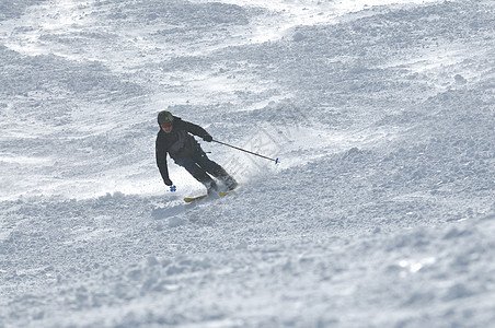 男子滑雪 下坡 旅行 竞赛 微笑 寒冷的 行动 衣服图片