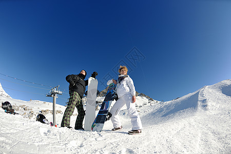 冬季的喜乐 娱乐 年轻的 天空 蓝色的 微笑 滑雪 朋友图片