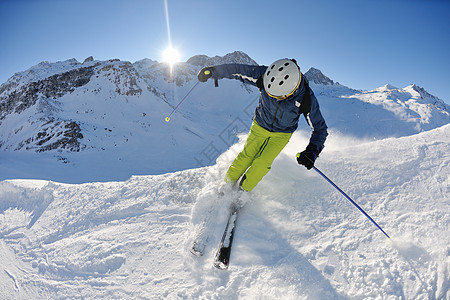 在阳光明媚的日子里 冬季在清雪上滑雪 冰图片