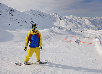 男子冬季雪雪雪滑 男性 天空 乐趣 山 成人 运动图片