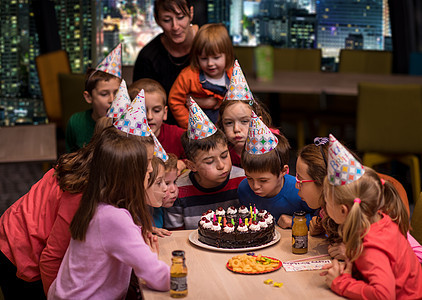 快乐的年轻男孩有生日派对 家 蛋糕 微笑 桌子图片