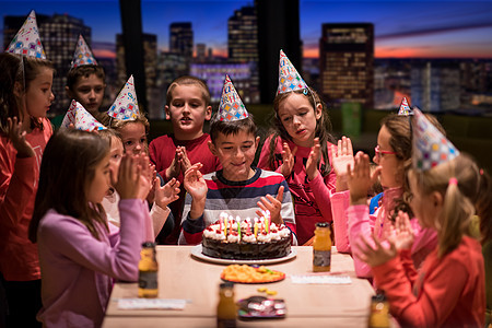 快乐的年轻男孩有生日派对 有趣的 可爱的 庆祝图片
