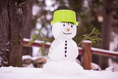 带着绿色帽子微笑的雪人 可爱的 制作 快乐 好玩的 有趣的图片