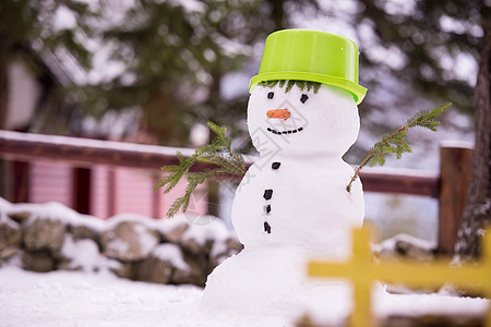 带着绿色帽子微笑的雪人 季节 问候语 乐趣 假期 前夕图片