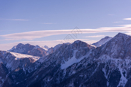 冬冬山 森林 童话 寒冷的 太阳 天空 冰 树 高山 岩石图片