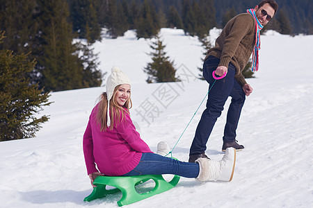 快乐的年轻情侣在冬季假期 新秀上玩得开心 女孩 旅行图片